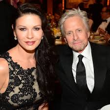 Michael kirk douglas is an american actor and producer. Michael Douglas Romantischer Kuss Mit Ehefrau Catherine Zeta Jones Bunte De