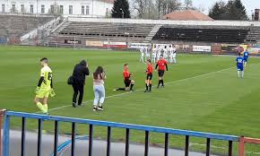 Check spelling or type a new query. Video Arbitro Pede Namorada Em Casamento Em Pleno Jogo Maisfutebol