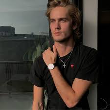 Black Friday So Of Course I Am Wearing All Black Use Code Neels For 15 Off Danielwellington In Addit Meninos Tumblr Inspiracao Para Fotos Meninos Bonitos