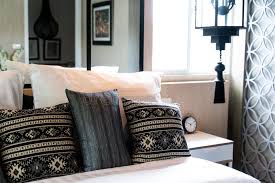 In unserer neuen serie „wie praktisch ist eigentlich… prüfen wir mit ihnen schöne einrichtungsideen auf ihre alltagstauglichkeit. 957 Viele Kissen Auf Einem Bett Fotos Kostenlose Und Royalty Free Stock Fotos Von Dreamstime