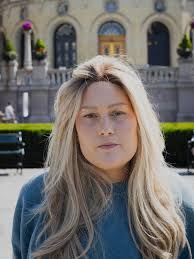 Rikke Whelan de Lange foran Stortinget våren 2025