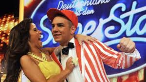 Und sarah engels tat sich mit drehbuchmäßigem hervor nach dem motto „ich freue mich so für ihn. Dsds Pietro Und Sarah Verlobungsring Zur Neuen Single Augsburger Allgemeine