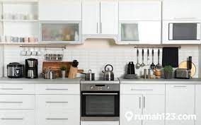 Tidak lupa lampu led warna kuning hangat membuat kitchen set ini tampil bercahaya. 11 Gambar Kitchen Set Minimalis Bernuansa Putih Cocok Untuk Dapur Sempit Rumah123 Com