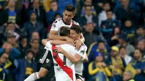 La confederación sudamericana de fútbol (conmebol) anunció este jueves que escogió el estadio santiago bernabéu en madrid (españa) como escenario para jugar la final de la copa libertadores entre river plate y boca juniors. Copa Libertadores Sundenfall River Vs Boca Sport Sz De