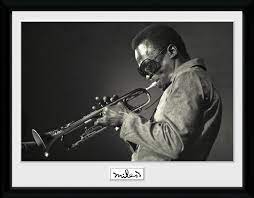 Открыть страницу «miles davis» на facebook. Miles Davis Portrait Gerahmte Poster Bilder Kaufen Bei Europosters