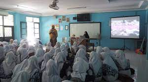 Dilihat dari cara bertutur kata atau dalam pemakaian bahasa, dewasa ini munculnya bahasa gaul sangat fenomenal terutama terlihat pada kalangan jangan sampai merusak budaya bahasa kita sendiri. Dikalangan Atau Dalam Kalangan