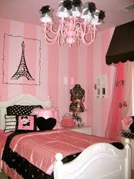 The color contrast of this black and white and purple bedroom, is certainly given by the bedding set, mainly this spectacular bedspread or quilt, followed by those purple curtains that can go in a bedroom painted in any neutral color. Black White And Pink Bedroom Ideas Home Trendy