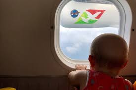 Theoretisch lassen die meisten fluggesellschaften zu, einen säugling ab 2 wochen an bord zu nehmen. Tipps Zum Fliegen Mit Baby