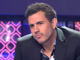 Así es Pablo González Batista, el presentador más desconocido de 'Caiga  quien caiga': 'fan' de las camisas hawaianas e ilustrador