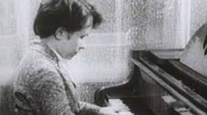 Song je t'ai suivi, je te suivrai (live 2011) artist line renaud; Dokumentalnyj Film Aleksandra Pahmutova Zhenshina Kotoruyu Poyut 2009 Aktery Vremya Vyhoda I Opisanie Na Pervom Kanale Channel One Russia