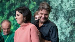 Januar 2018 ist er gemeinsam mit annalena baerbock bundesvorsitzender der partei bündnis 90/die grünen. Grunen Parteitag Baerbock Und Habeck Wiedergewahlt Doch Umfragewerte Sinken Politik