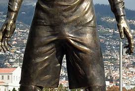 The world laughed at him. Cristiano Ronaldo Statue Mit Pikantem Detail