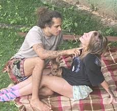 Jun 13, 2021 · vitão compartilhou em seu instagram na madrugada deste domingo (13) uma carta aberta para a namorada, luísa sonza.o cantor relembrou quando eles lançaram há um ano a música flores, que fez. Luisa Sonza Posta Fotos Romanticas Com Vitao Mas Cachorrinha Da Cantora Rouba A Cena Estrelando