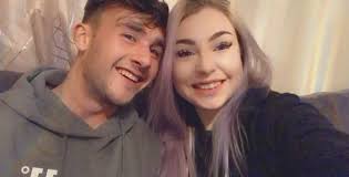 Girlfriend follows partner's romantic treasure hunt