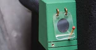 Die Wachsmottenklappe Schutzt Das Hummelhaus Vor Ungewollten Besuchern Zu Erst Geoffnet Damit Die Konigin Einziehen Kann Wird Sie Hummel Hummeln Insektenhaus