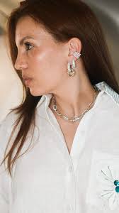 Aprovechando los días de verano al máximo, y que mejor manera de  disfrutarlos que con un set divino de @edda.gonzalez accesorizado obvio con  @romanzajoyerias para terminarle de darle tu toque ...