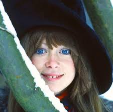 Pattie Boyd, the woman who inspired the songs "Layla", "Wonderful Tonight"  and "Something". Photo taken by George Harrison in 1972, at the Friar Park  estate. : r/OldSchoolCool