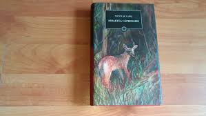 O pasare albastra zvacnise dintre ramuri, si viata caprioarei spre zarile tarzii zburase lin, cu tipat, ca pasarile toamna cand lasa cuiburi sure si pustii. Moartea Caprioarei Nicolae Labis