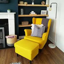 Na Obrazku Muze Byt Sedici Lide A Uvnitr Yellow Chair Living Room Yellow Living Room Ikea Living Room