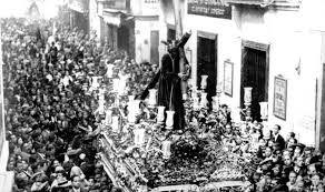 No solo por sus magníficos pasos, sino también porque nos ofrece a lo largo de su recorrido varios puntos bastante espaciosos para verla. 1935 El Ano Que Los Gitanos Se Encontro La Catedral Cerrada