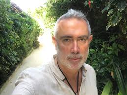 Moi drodzy, Zanzibar. Kiedy przyjechałem tam po raz pierwszy, dokładnie 30  lat temu, to była dzika wyspa, o której lubiłem myśleć jak o  najpiękniejszym miejscu na Ziemi. Na jej wschodnim, idyllicznym wybrzeżu