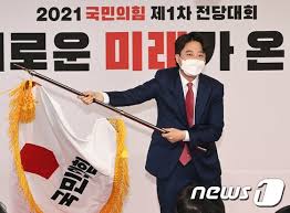 더불어민주당은 당헌당규에 따라 대통령선거 6개월 (180일) 전에 후보를 선출해야 한다. 14sni9pzm4u5em