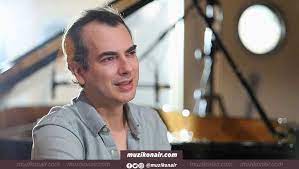 Bu kişinin harun tekin olduğunu anlayınca rahat bir nefes alıp ayağa kalkıyoruz ve kendisine hoşgeldin diyoruz. Harun Tekin Acikliyor Muzik Sektoru Krizden Nasil Cikar
