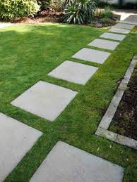Schicke Gartenwege Aus Naturstein Oder Zement Fur Den Garten Gartenweg Gestalten Gartenweg Und Gruner Rasen