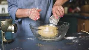 ¡cómo les debíamos esta receta de mantecol casero! Mujer Mayor Pasteleria Para Hornear Cocina Casera Abuela Cocinar Preparar Video De Stock C Nazarpetryshak 363931596