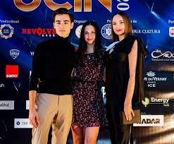 Ceea ce se poate observa este cât au crescut cei doi copii ai artistului. PozÄƒ RarÄƒ Cu Andreea Marin AlÄƒturi De Fiica Ei Violeta È™i Fiul Lui È™tefan BÄƒnicÄƒ Cei Doi FraÈ›i AdolescenÈ›i Sunt Superbi Click Mobile