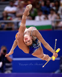 Artistic gymnastics is a discipline of gymnastics in which athletes perform short routines on different apparatuses. 110 Ideas De Cosas De Gimnasia En 2021 Gimnastas Gimnasia Artistica Dibujos De Gimnasia Artistica