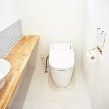 お気に入りのトイレです 我が家はアクセントクロスは使わず 白い壁紙と木の色が基本ですが トイレだけタイルの水色をいれました 白 水色 真鍮の金色と可愛くまとまってよかった トイレ インテリア 白い壁紙 インテリア