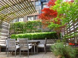 Garden Fencing And Bamboo Patio Cover In Minimalist Patio Design Ideas Love The Way The Bamboo Can Block Sun From Both The T Patio Shade Patio Design Pergola
