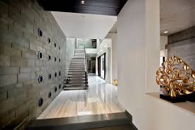 La décoration moderne proposée ici part de l'hypothèse que le couloir et l'entrée ne comportent pas de placards. Deco Couloir