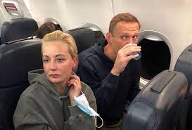 Alexej nawalny nach vergiftung aus künstlichem koma geholt! Putin Critic Alexei Navalny Detained By Russia On Return To Moscow The Japan Times