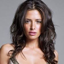 Sie hat schwestern namens sarah und aisha khan, die beide schauspielerinnen sind. Sarah Shahi Ist Die Bestbezahlte Schauspielerin Der Welt Mediamass