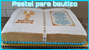 En estas fotos de pasteles de bautizo, se pueden ver algunos de los diferentes diseños que se pueden lograr, algunos requieren de otros adornos para complementar el simbolismo del evento, en especial los pasteles sencillos, los complementos pueden ser flores o algún ideograma que evoque a. Pastel De Una Plancha Para 100 Personas En Forma De Biblia Para Bautizo Youtube