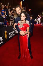 In the movie aquaman premiere, the woman is 40 cm shorter than mom momoa always accompanied her husband. Lisa Bonet S Husband Jason Momoa And Son Go To Rei To Check Out His So Ill Climbing Collection In Video