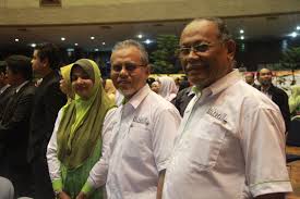 He is a member of the united malays national organisation (umno). Pelancaran Kenderaan Hidrogen Sel Fuel Ukm Oleh Yb Dato Seri Idris Jusoh Menteri Pendidikan Ii Institut Sel Fuel