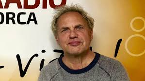 Ochsenknecht proves that he doesn't always have to rely on his acting talent when performing in public, where he is often difficult to distinguish from his roles. Uwe Ochsenknecht Prasentiert Seine Lieblingshits