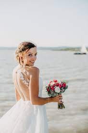 Foto Von Der Braut By Pho Tobi Brautfotos Hipster Hochzeit Blumenmadchen Kleid