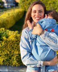 Surprise With Fahriye Evcen S Son Karan Who Is Fahriye Evcen Where Is She From Here Is Karan Ozcivit Gossip Hunters In 2020 Girl Photo Poses Girl Photos Women