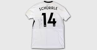 Neben großen vereinen wie bayern münchen, barcelona oder real madrid kannst du auch viele fußball trikot von internationalen teams der. Direkt Von Andre Schurrle Sein Erstes Fulham Trikot