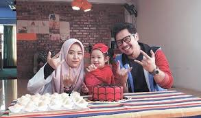 Beliau berkahwin dengan seorang blogger cantik bernama nurfarahin binti romli (27 tahun) atau lebih dikenali sebagai farah lee pada 20 januari 2012. Serasi Tak Semesti Bersama Mungkin Farah Lee Ally Iskandar Lebih Sesuai Jadi Teman Baik Bukan Suami Isteri Kashoorga
