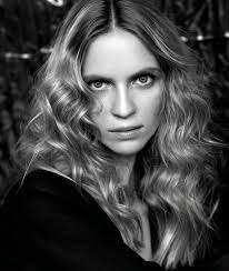 She is the younger sister of a movie director jan komasa, and the daughter of an actor, wieslaw komasa. Mary Komasa Imdb