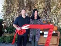 Ellwood City grocery store has ribbon cutting
