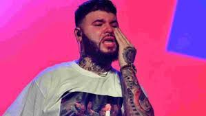 'la tóxica', 'la tóxica remix', 'delincuente', 'mi forma de ser'. Los Tatuajes De Farruko Se Conmueve Cantando Canciones Cristianas Durante Un