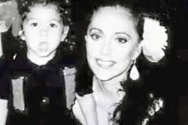 Es hija de una destacada actriz y un gran maestro de teatro: los acompañó  en sus últimas horas de vida y heredó su vocación