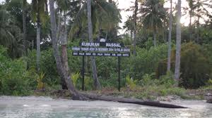 Gambar ini yang diambil pada 26 dec, 2014 di pulau pinang menunjukkan beberapa buah bot dan sampah sarap di jalan selepas kawasan itu dilanda tsunami. Kuburan Massal Tsunami Di Baguk Luput Perhatian Pemerintah