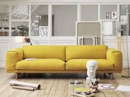 Das Gelbe Sofa Rest Von Muuto Ist Schlicht Kombinieren Sie Es Mit Der Leaf Led Stehleuchte In Grau Fur Ein Skandinavisches Ambient Schoner Wohnen Wohnen Sofa